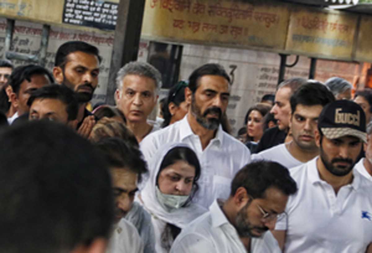 फैशन डिजाइनर रोहित बल को अंतिम विदाई देने पहुंचे अर्जुन रामपाल